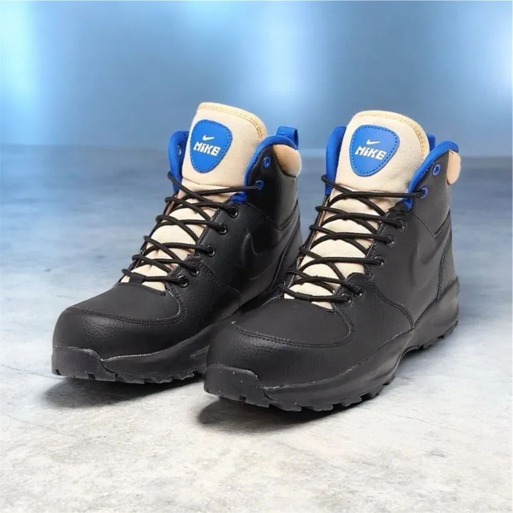 Nike Manoa LTR kids boots in the Black/Black-Sesame-Game Royal. Size 3Y